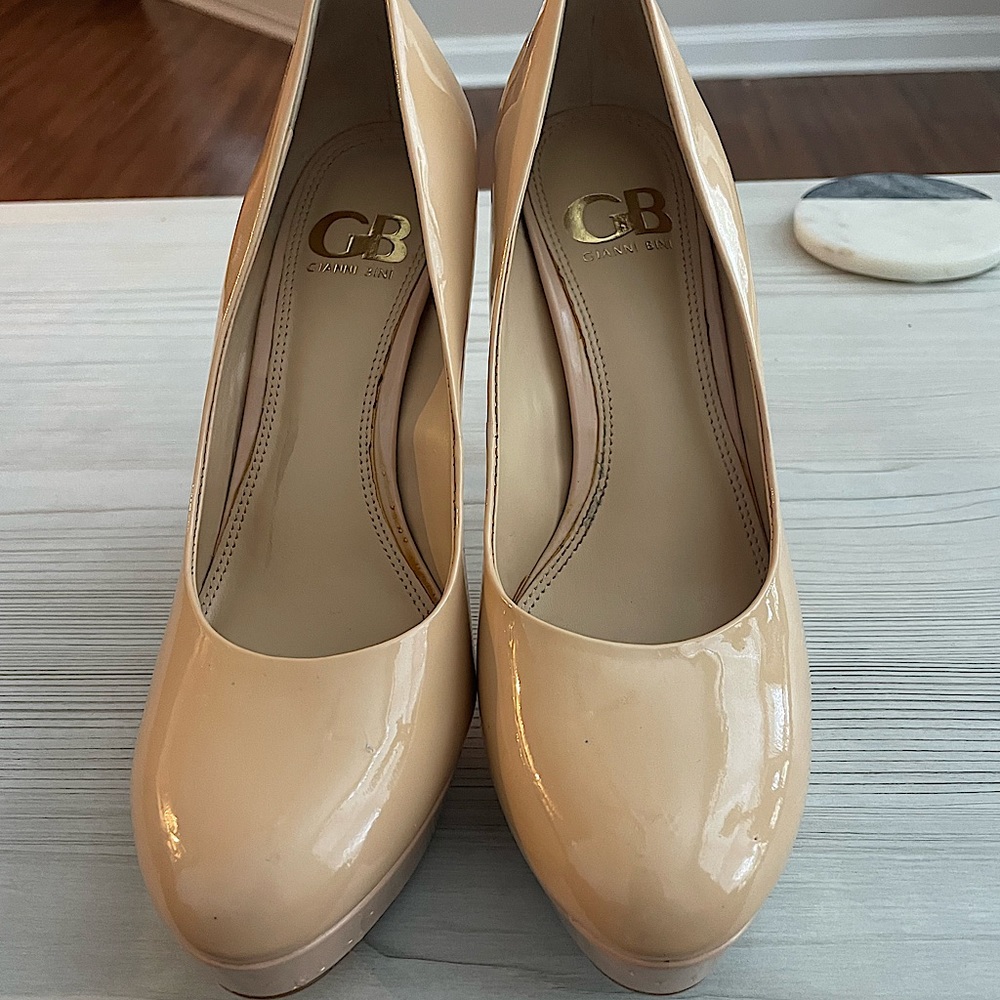 Gianni Bini Nude heels. Worn. In fair condition